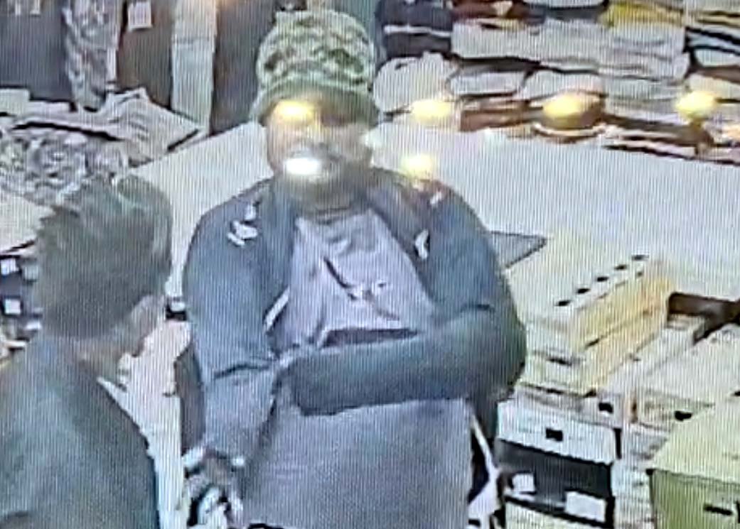 Theft on the pretext of trial, customer escapes after distracting shopkeeper