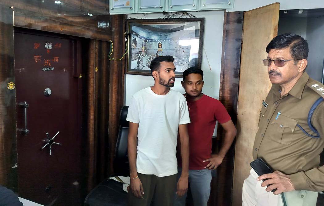 Major theft at a jeweler's shop and house in Shakuntala Colony, DVR stolen