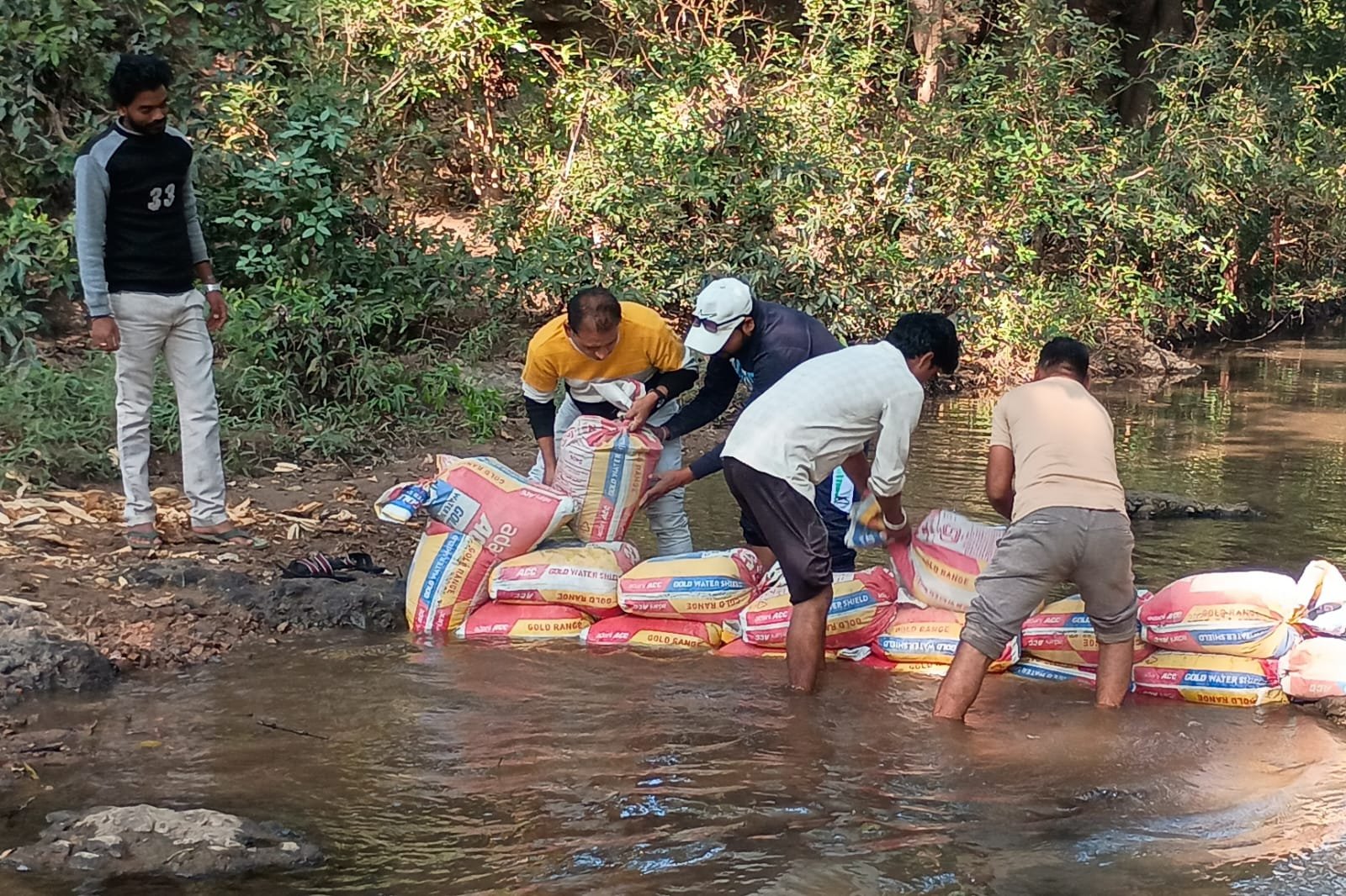 To tackle the water crisis, the villagers of Tilak Sindoor built a sack bund on the mountain river.