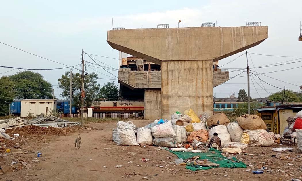 The screw of the third arm of the foot overbridge at Sonaswari railway crossing got stuck.