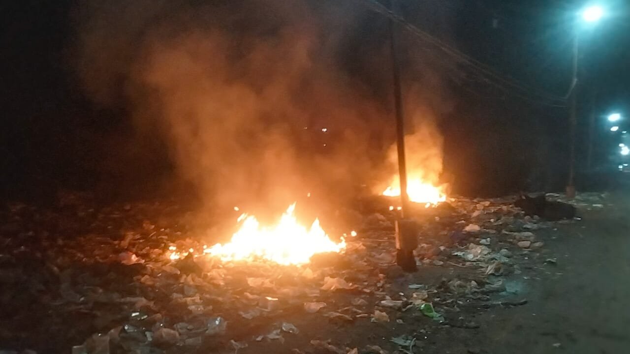 Garbage fire in Nyaya Colony; citizens choke on toxic smoke, warn of agitation