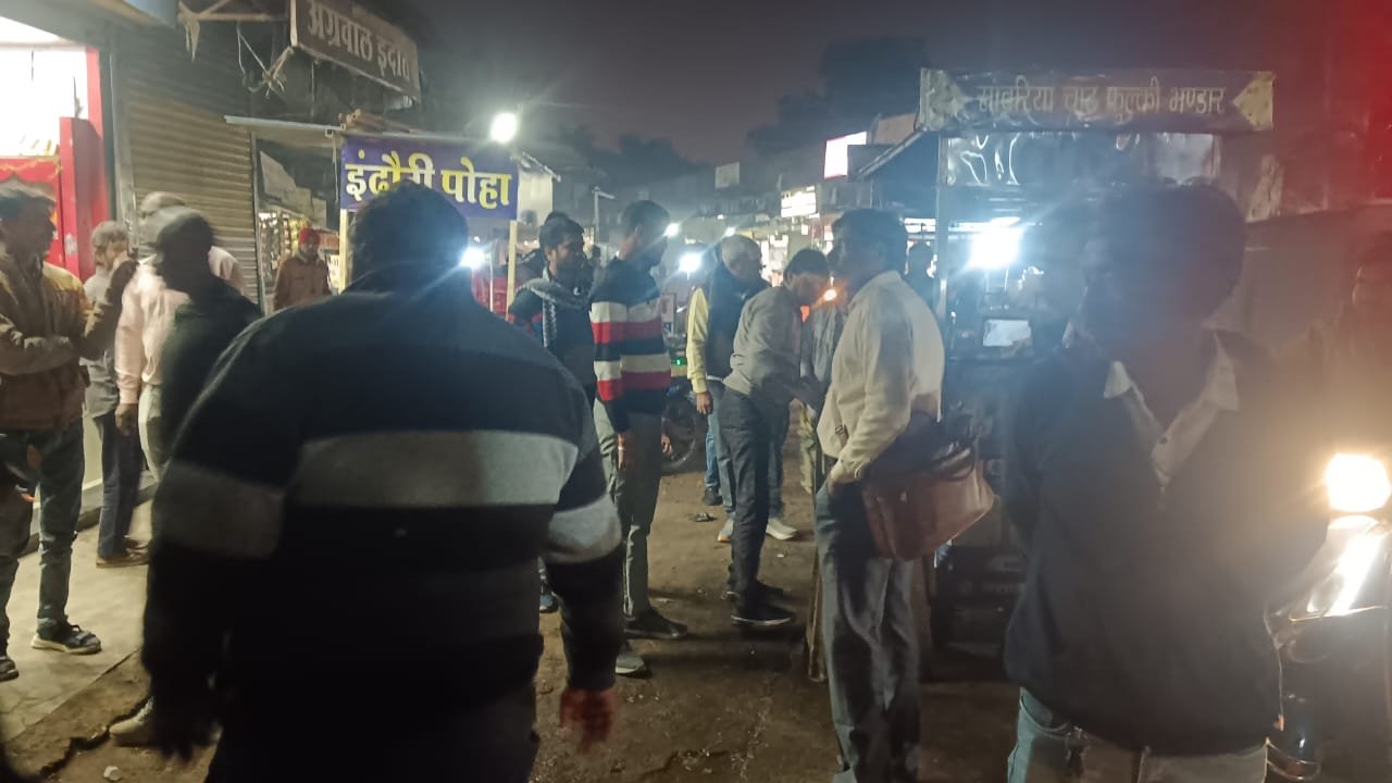 Encroachment removed from the road late in the evening, CMO along with the Municipal Corporation team came out on the road.