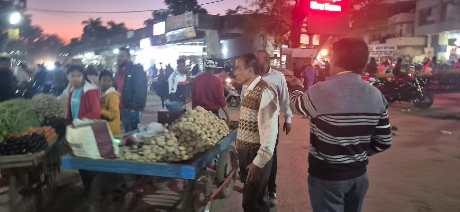 The Municipal Corporation team stopped illegal construction, removed encroachers from the road and imposed fines.