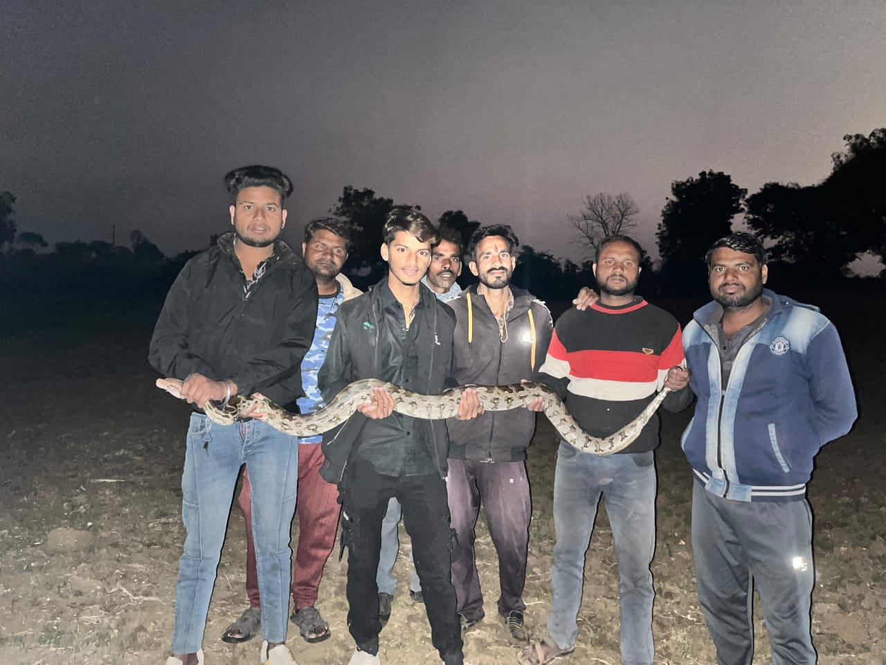 होरिया पीपर में 8 फीट लंबा अजगर रेस्क्यू कर बागदेव जंगल में छोड़ा 1 IMG 20251205 WA0794