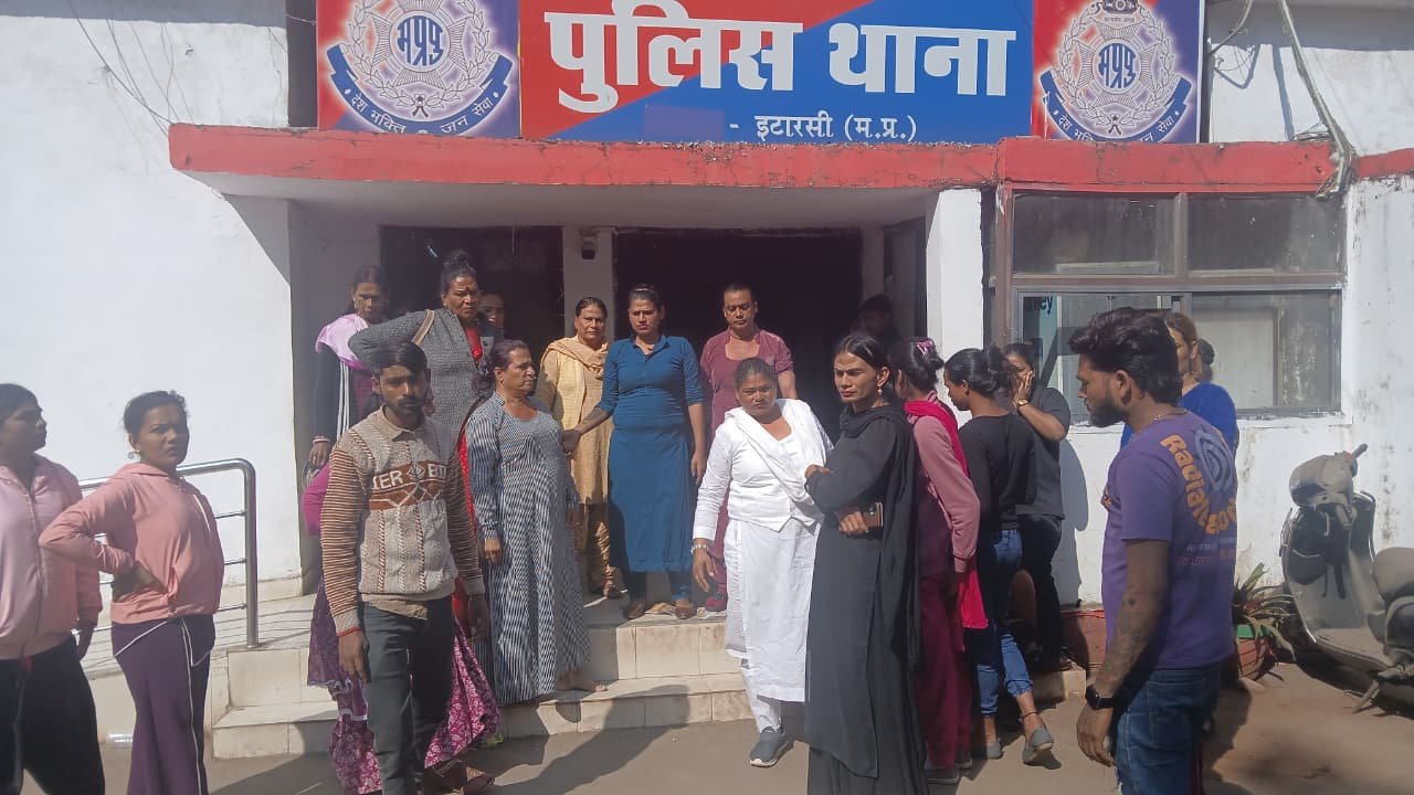 Two groups of transgender people clashed, a dispute over extortion escalated into a violent dispute, with the possibility of a gang war.