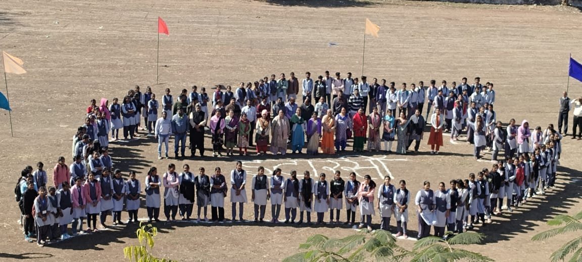 Human Rights Day was celebrated by forming a human chain of the map of Itarsi.