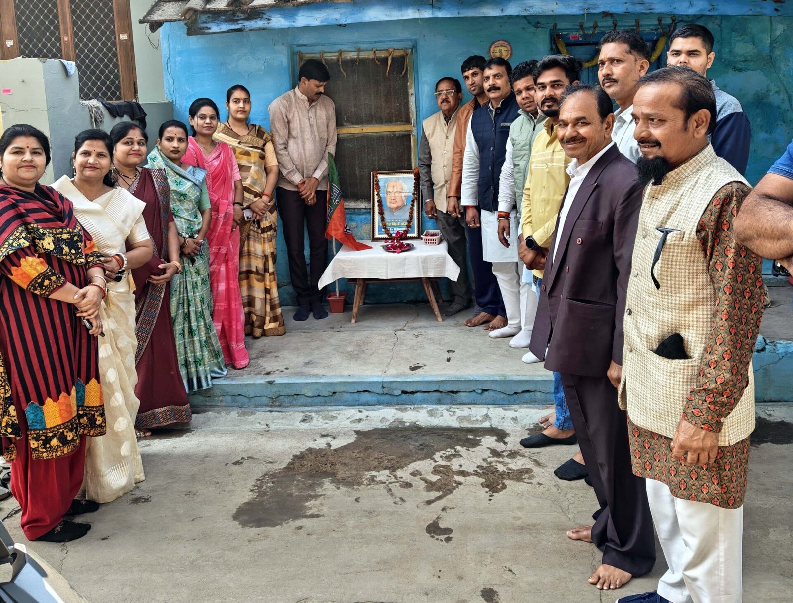 BJP workers paid floral tribute to the peak man, slogans of 'Amar Rahe' echoed.