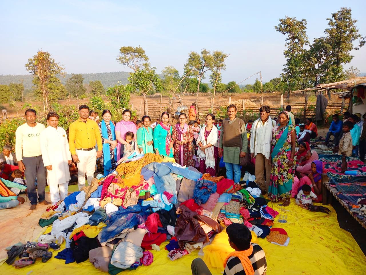 Nari Jagriti Manch lit the flame of humanity by distributing clothes in Danvakheda.