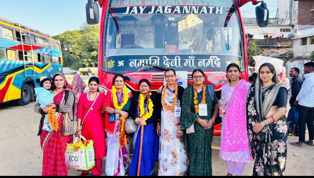 A group of pilgrims left to perform the Parikrama of Mother Narmada.
