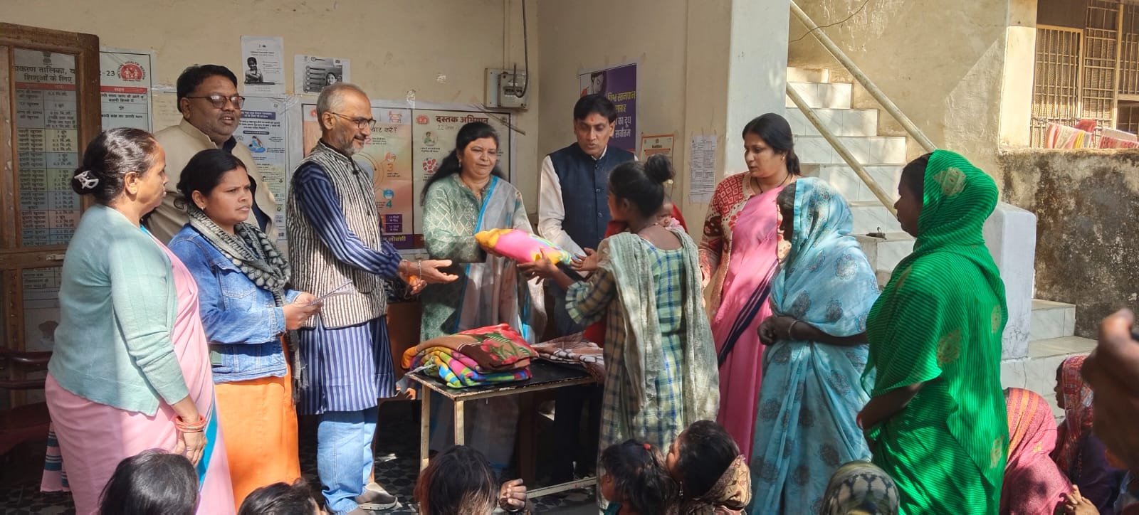 Distribution of blankets in Ojha Basti, relief provided by MLA Dr. Sitasaran Sharma's initiative