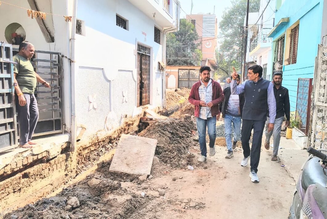 नपा अध्यक्ष चौरे ने परखा विकास कार्य, नाली निर्माण की गुणवत्ता और गति जांची 1 Municipal President Choure inspected the development work, quality and speed of drain construction.