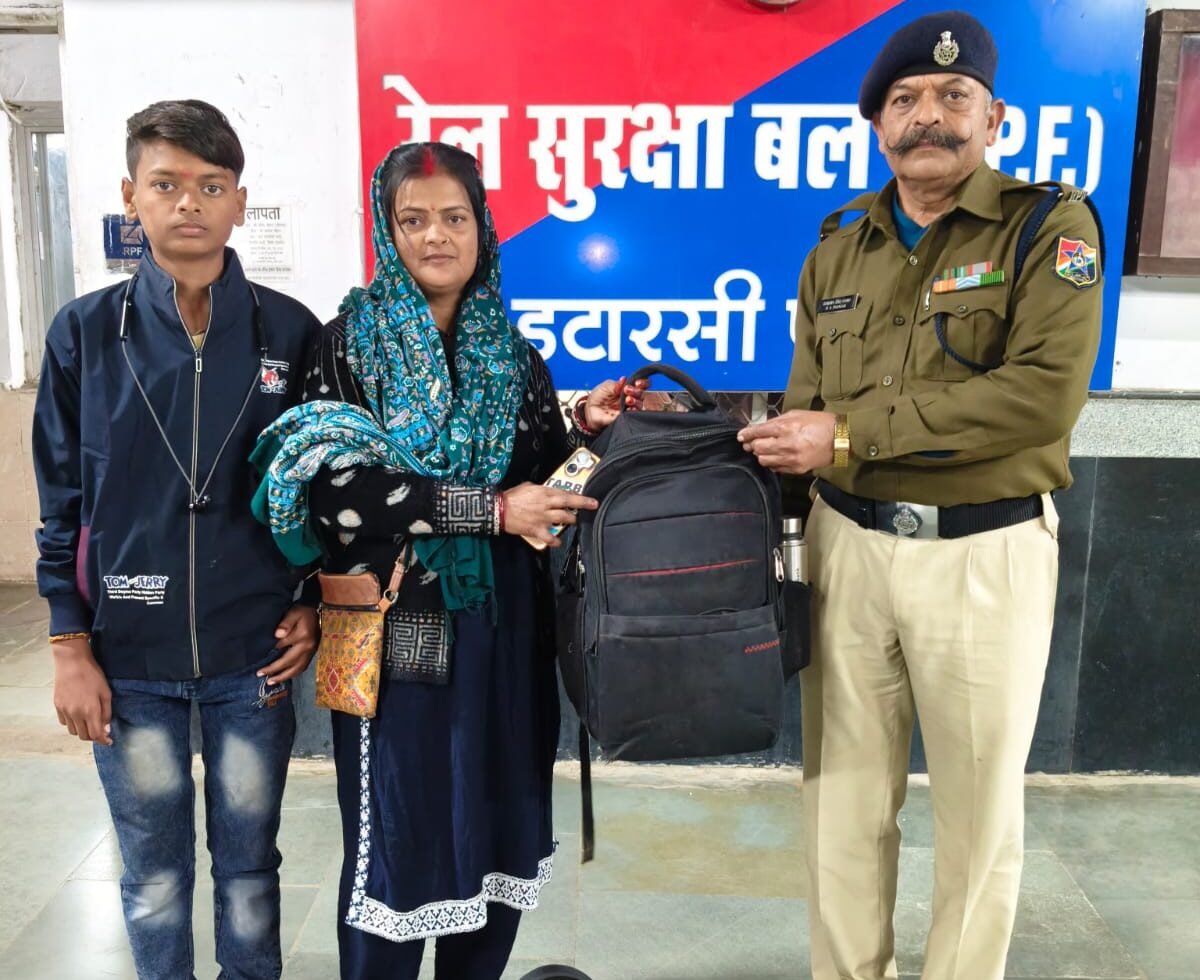 Railway Protection Force safely returns a bag containing jewellery to a woman passenger