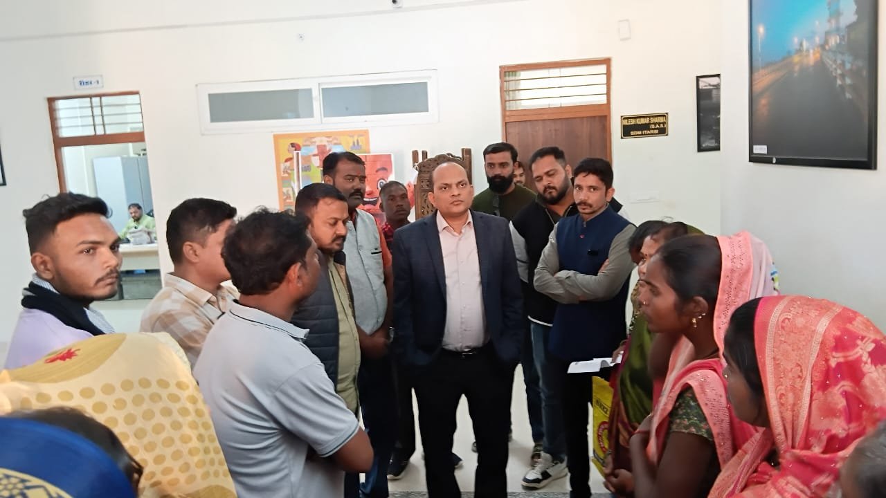 Pressure for smart meters: Victims from Ward 8 reach SDM office to protest power outages