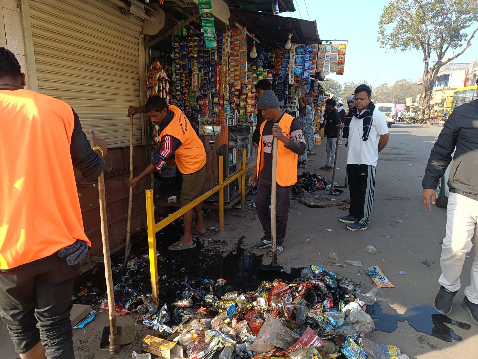इटारसी रेलवे स्टेशन के सामने स्वच्छता की दुर्दशा, नालियों से निकला ढेर सारा कचरा 1 The sanitation situation in front of Itarsi railway station is pathetic, with a lot of garbage spilling out of the drains.