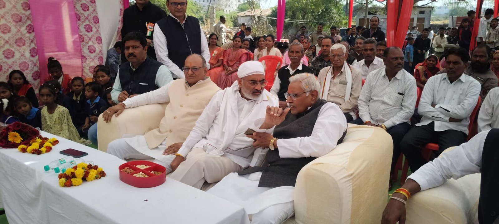 A large crowd gathered at the annual function of Saket High School, MLA Dr. Sharma made important announcements.