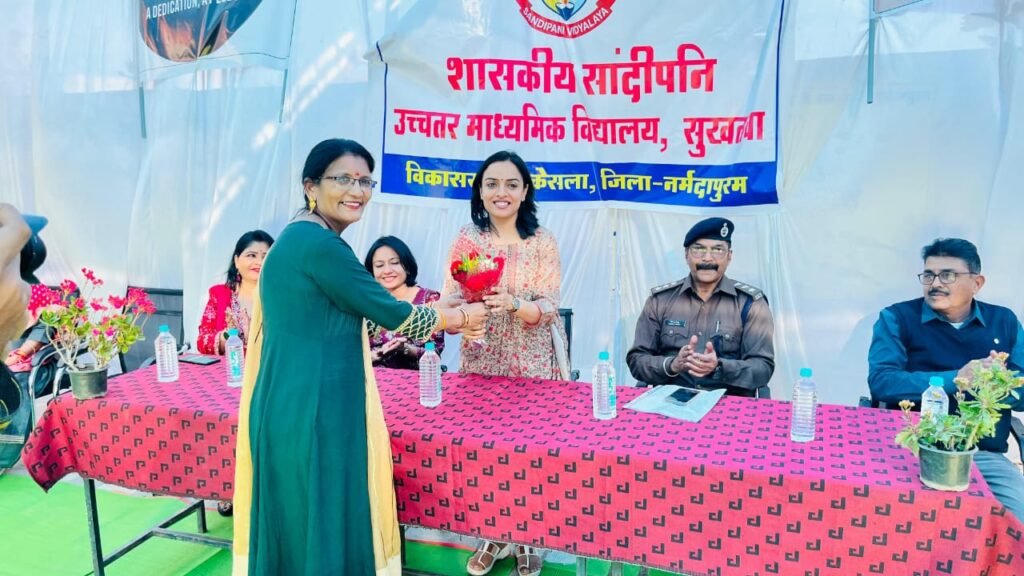 शासकीय सांदीपनि विद्यालय में मुस्कान कार्यक्रम के तहत छात्राओं को सिखाए सुरक्षा और स्वच्छता के गुर 2 Sandipni 2
