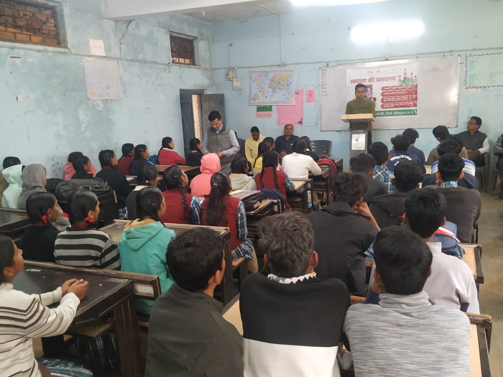 School of Cleanliness: Students of Sandipani School took the oath of cleanliness.