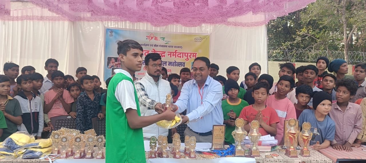 District level sports festival under Mera Yuva Bharat, medals and kits distributed to players