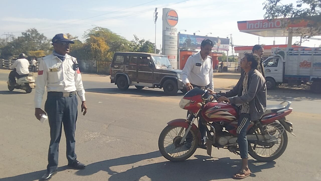 Police action against traffic rule violators, more than a dozen challans issued