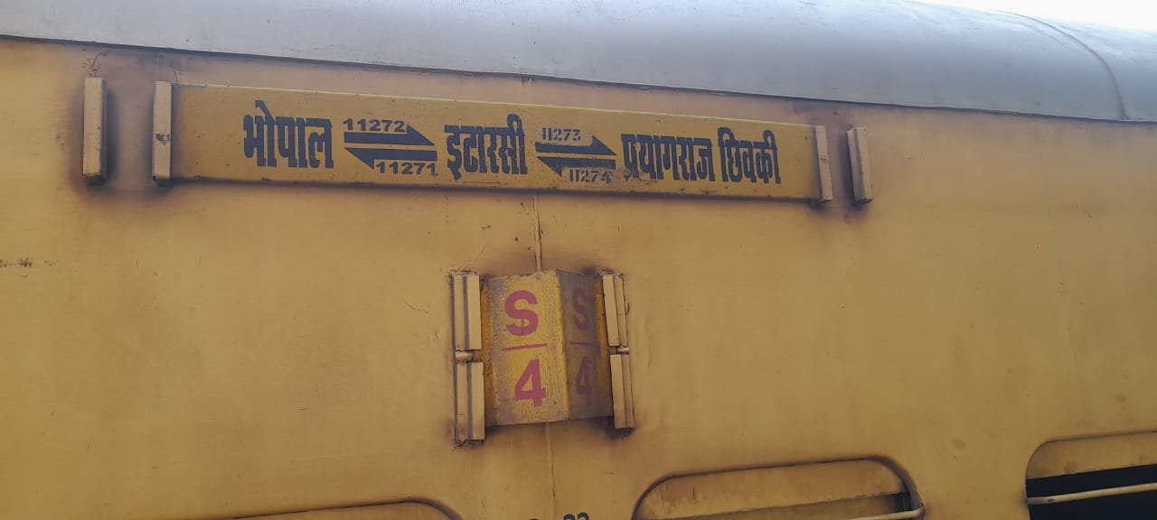 Same train name and board at Itarsi station is causing confusion for passengers.