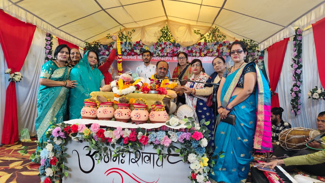 VHP women power heard the glory of Shiva, honored storyteller Devendra Dubey