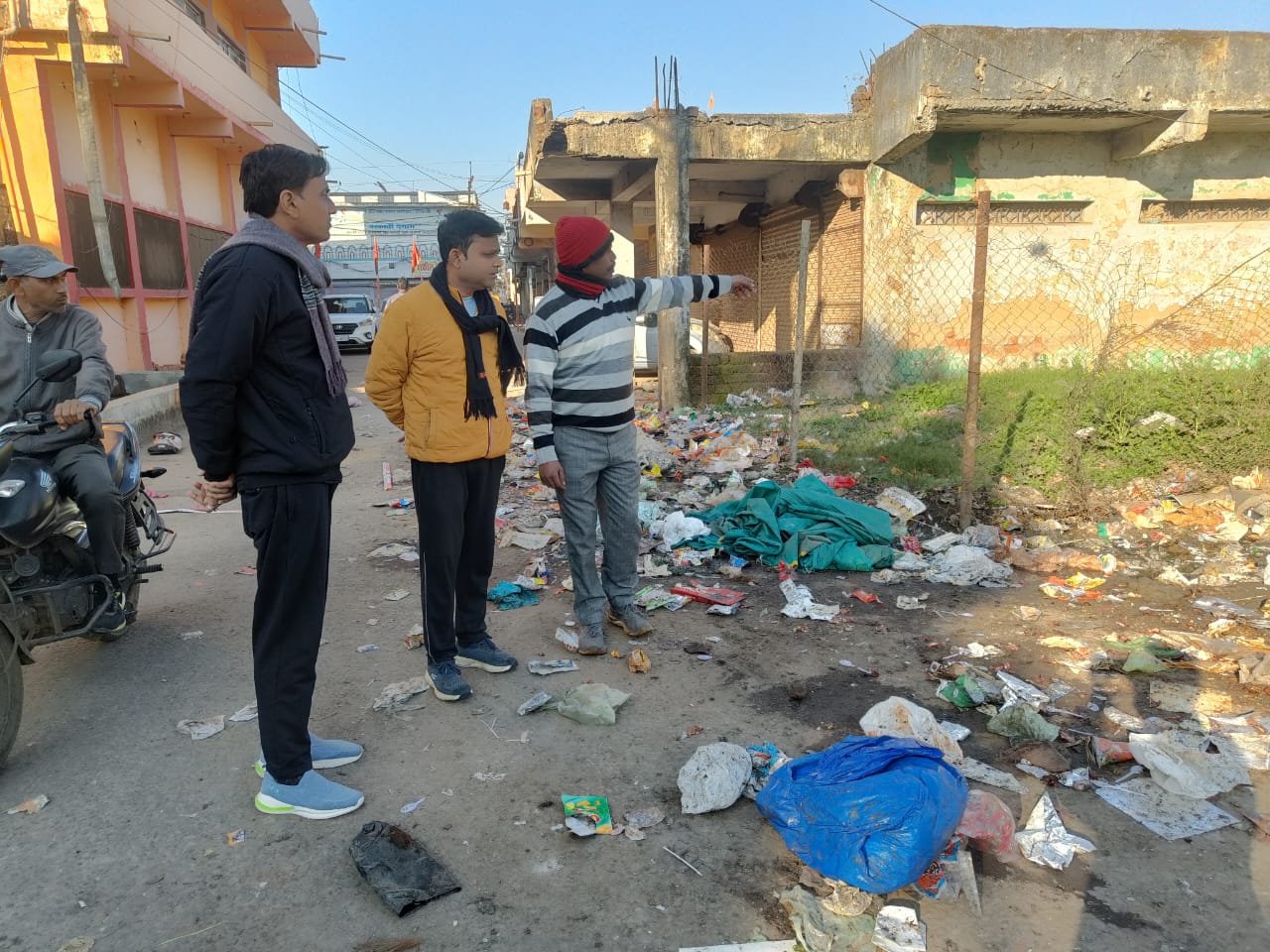 Municipal Chairman and President inspected cleanliness, reprimanded the collectors for the dirt