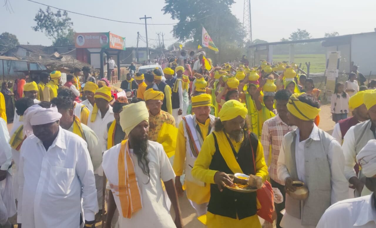 Koyapunem Gondi saga begins in Chhitapura with the sound of the conch shell and seven events beginning with the Kalash Yatra.