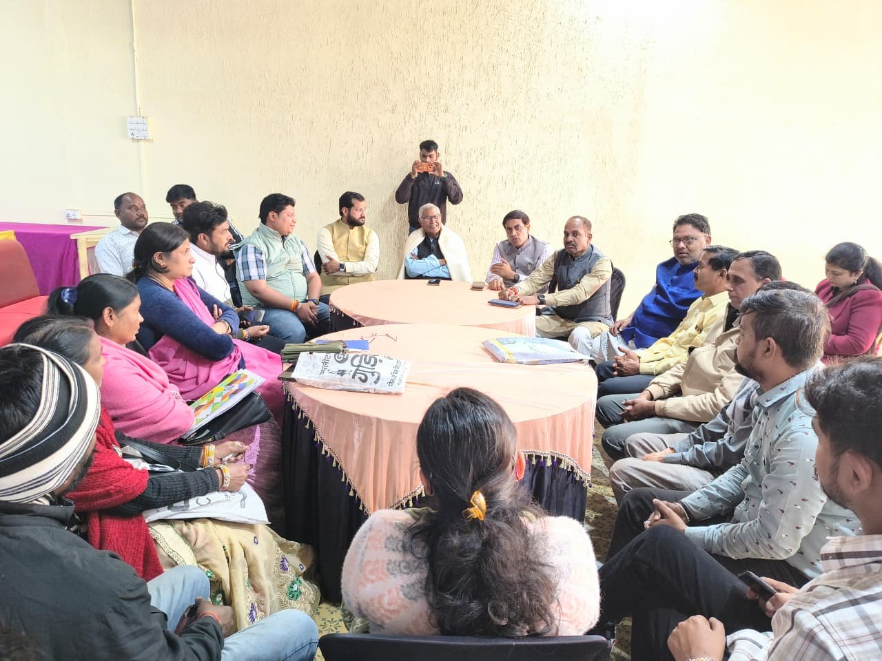 MLA Dr. Sharma reached the booths of Nyaya Colony, filled the workers with enthusiasm.