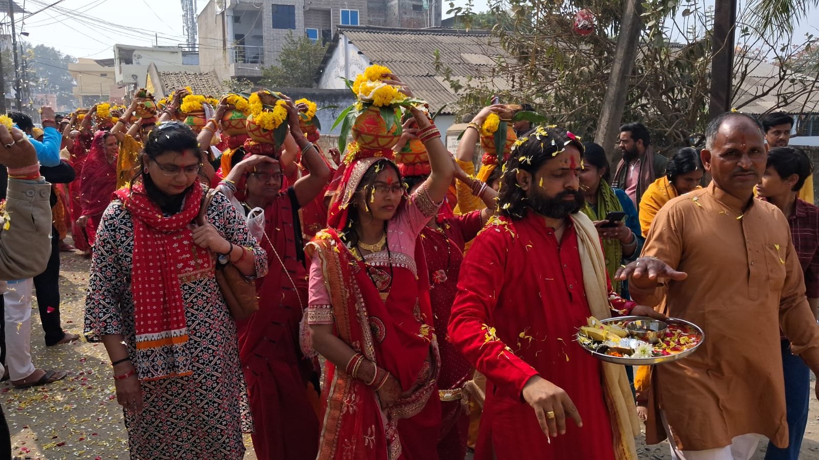 The grand Kalash Yatra of Shri Shatchandi Mahayagna started amidst cheers and flower showers.