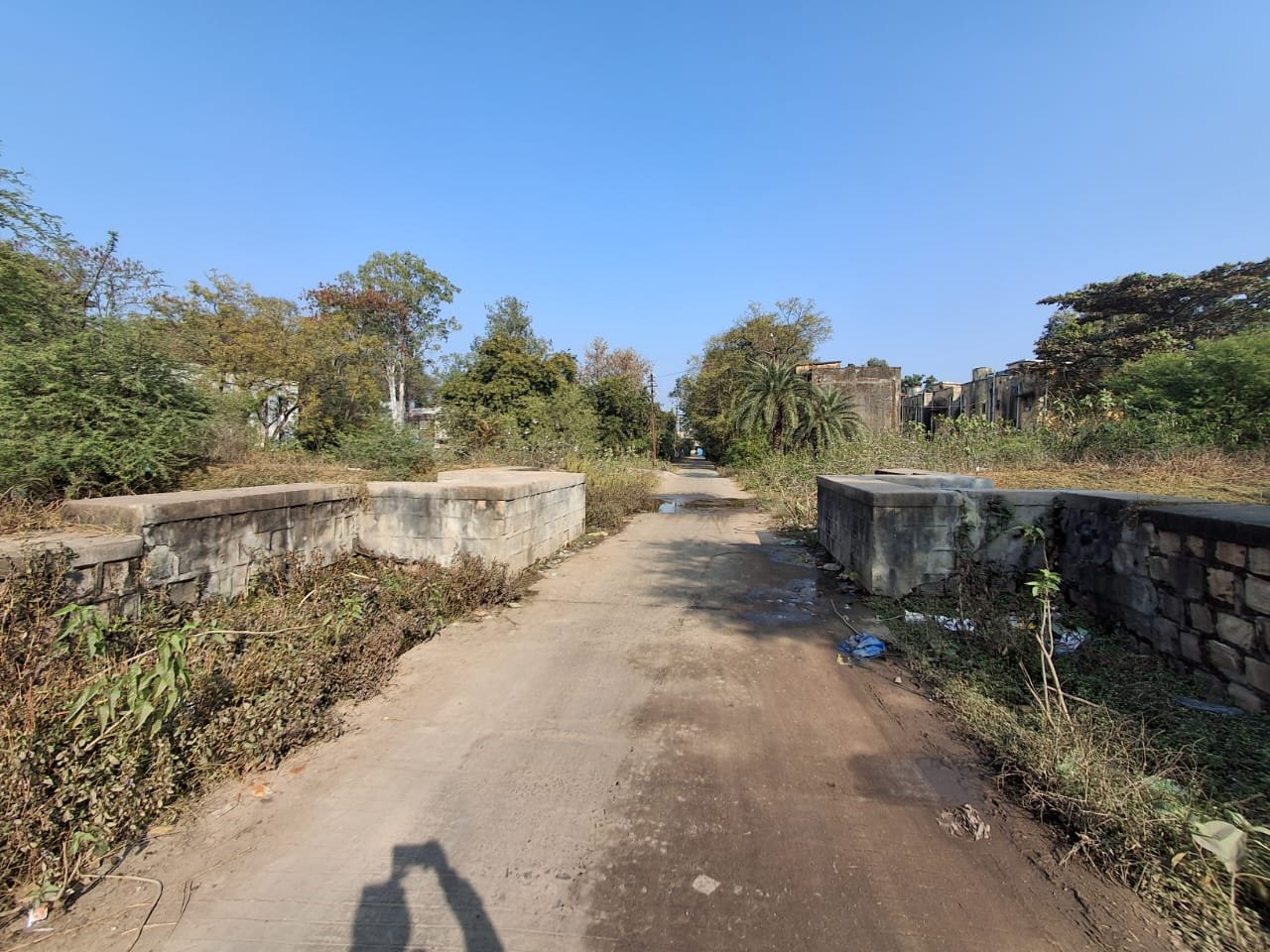 Millions of liters of water wasted due to canal cracks, water filled in the New Yard area.