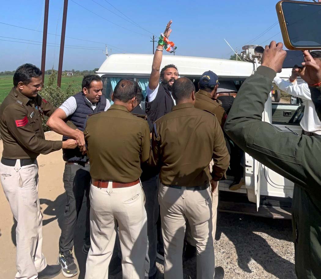 Congressmen surround CM's roadshow, black flag show strategy fails