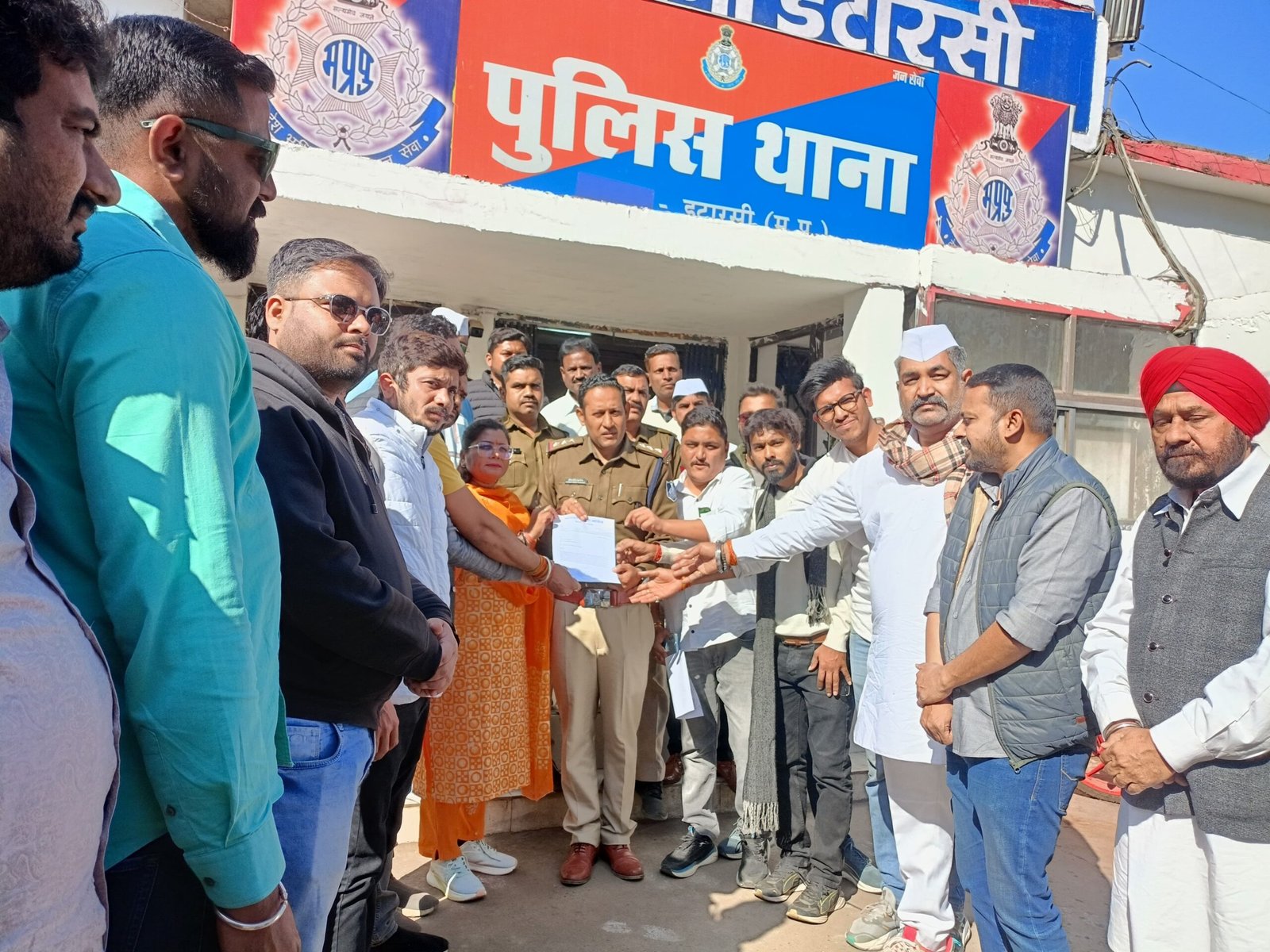 Youth Congress submitted a memorandum to the police station in-charge to ban bloody thread.