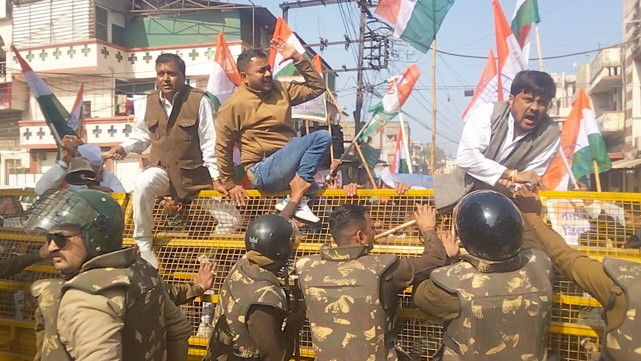 Indore resonated with the ringing of bells, Congressmen marched to surround the MLA's residence, and confronted police at the barricades.