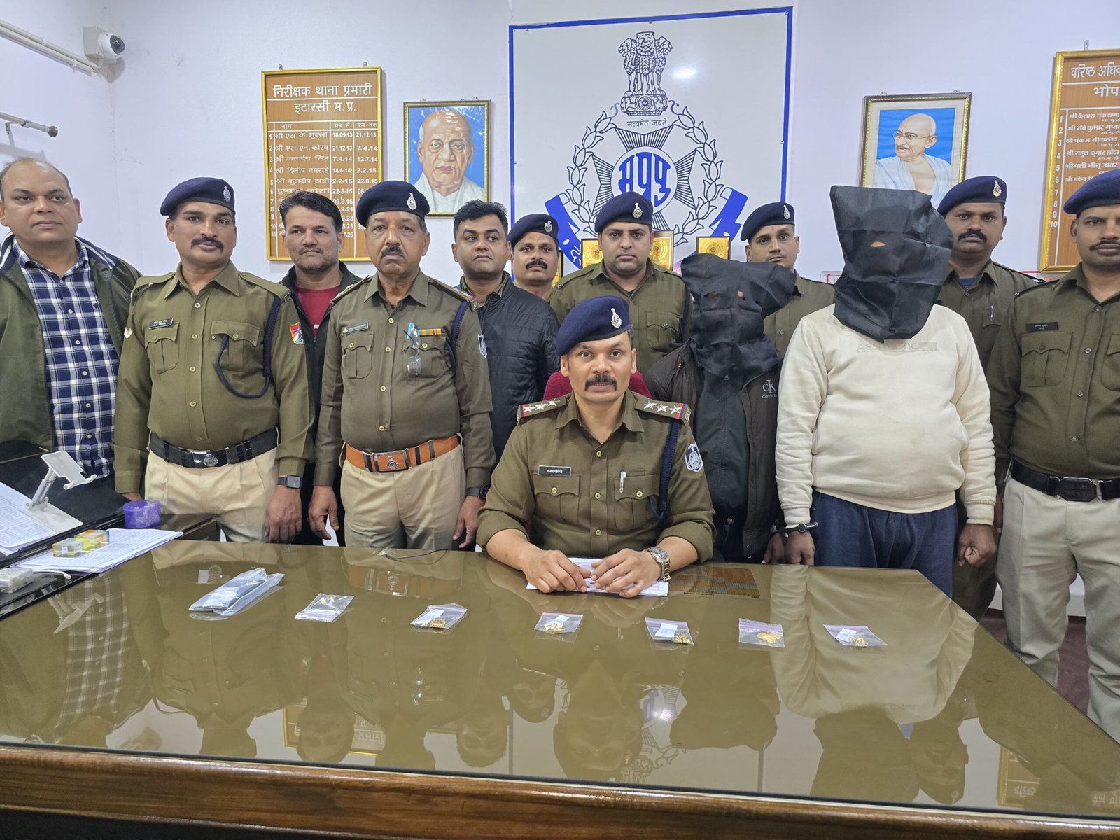 GRP recovered goods worth Rs 5.46 lakh from two members of an inter-state train theft gang.