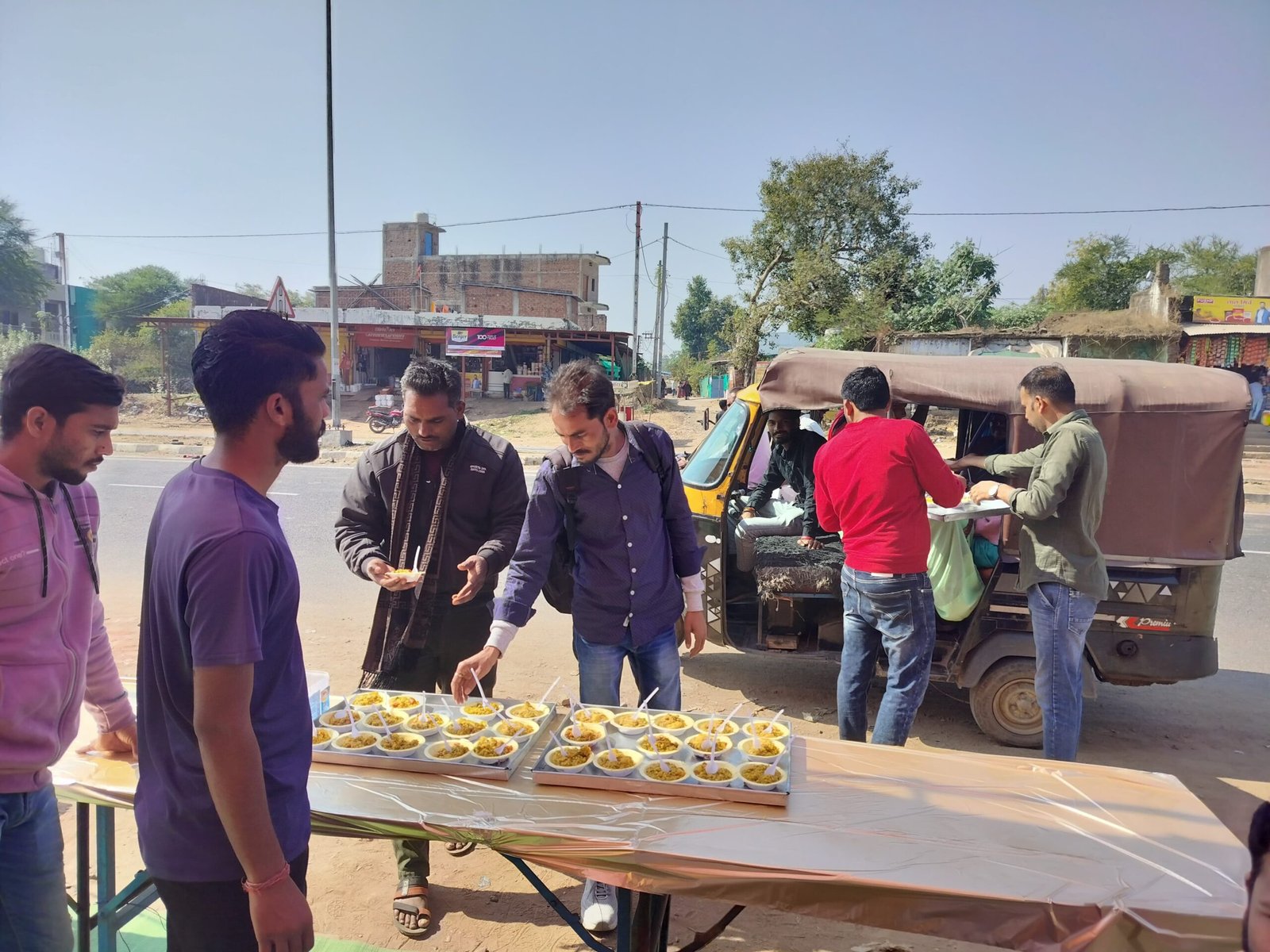 Kalpeshwar Dham Mitra Mandal distributed Khichdi, pledged to serve on Makar Sankranti
