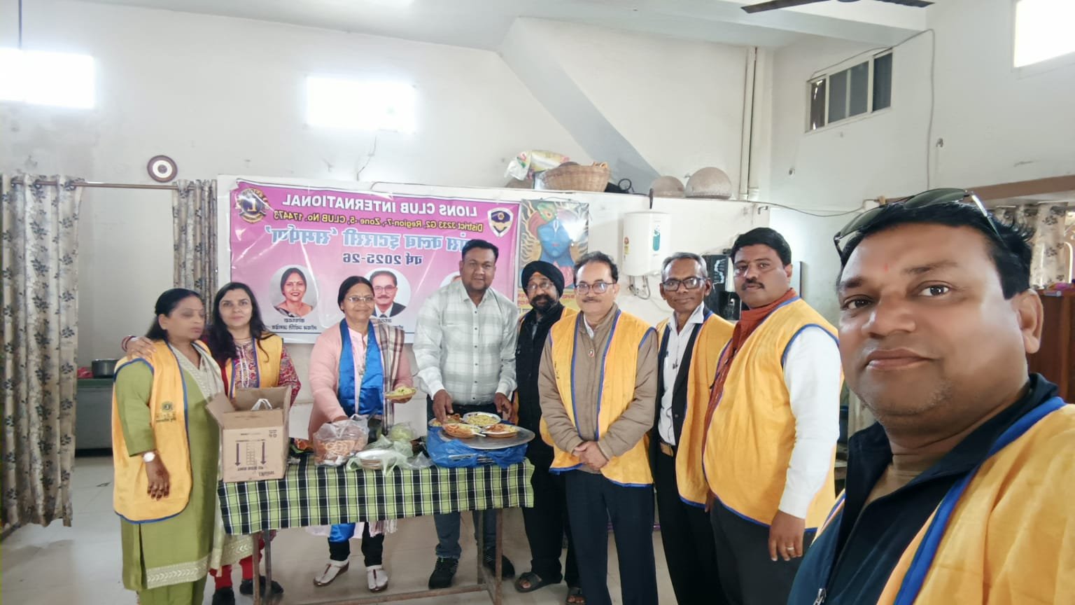 Lions Club Samarpan distributed bedsheets to the elderly, service work done in the memory of Deepchand Dharga