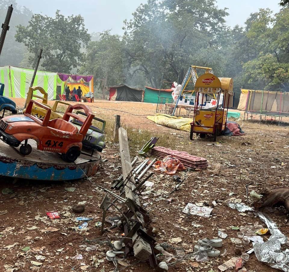 A major accident was averted in the Tilak Sindoor courtyard, as electric poles collapsed in the dark of night.