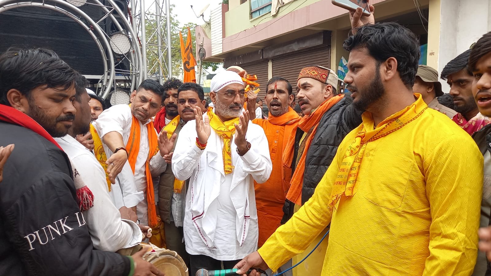 Devotees gathered in the morning procession with the slogan of Jai Shri Ram, MP also joined.
