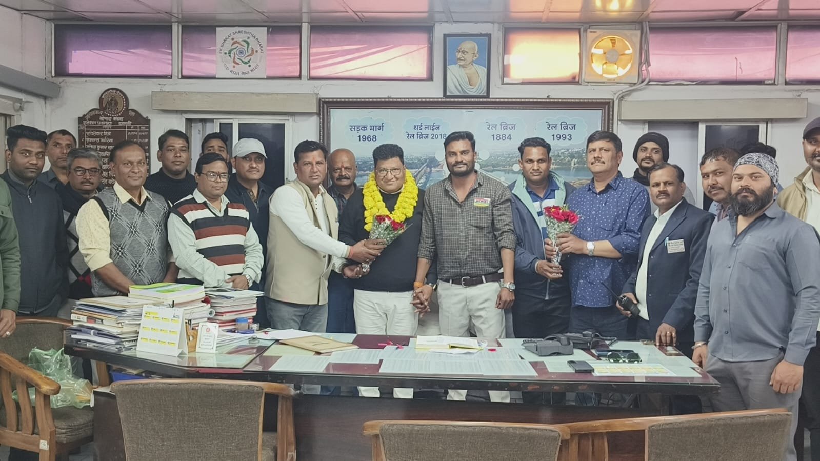 West Central Railway Mazdoor Sangh welcomes newly appointed station manager, intensifies youth connect campaign