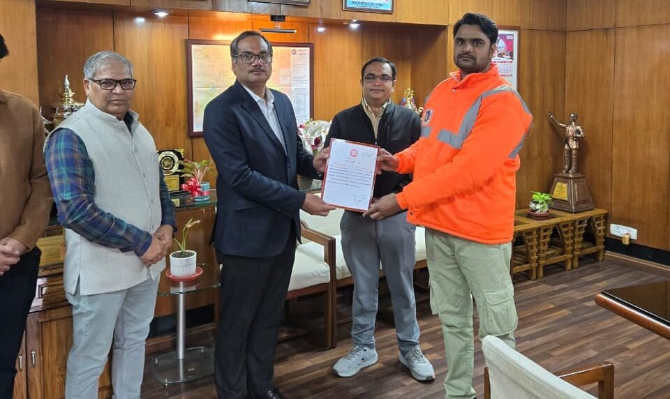 DRM honored 15 vigilant railway employees of the division including Itarsi and Narmadapuram.