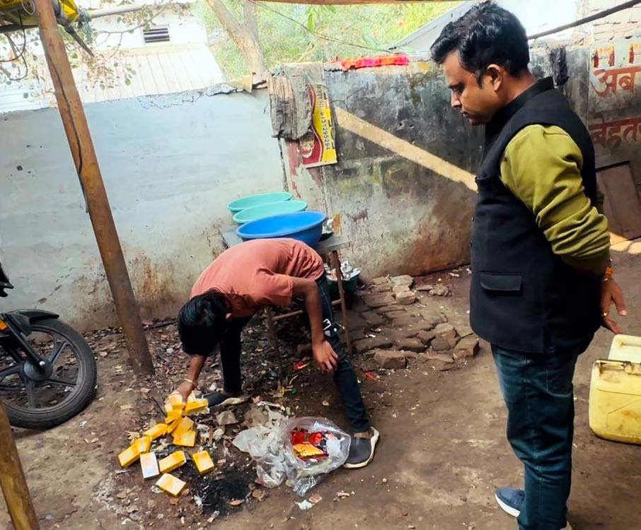 Dirt found at Chowpatty, Chairman Rakesh Jadhav reprimanded shopkeepers*