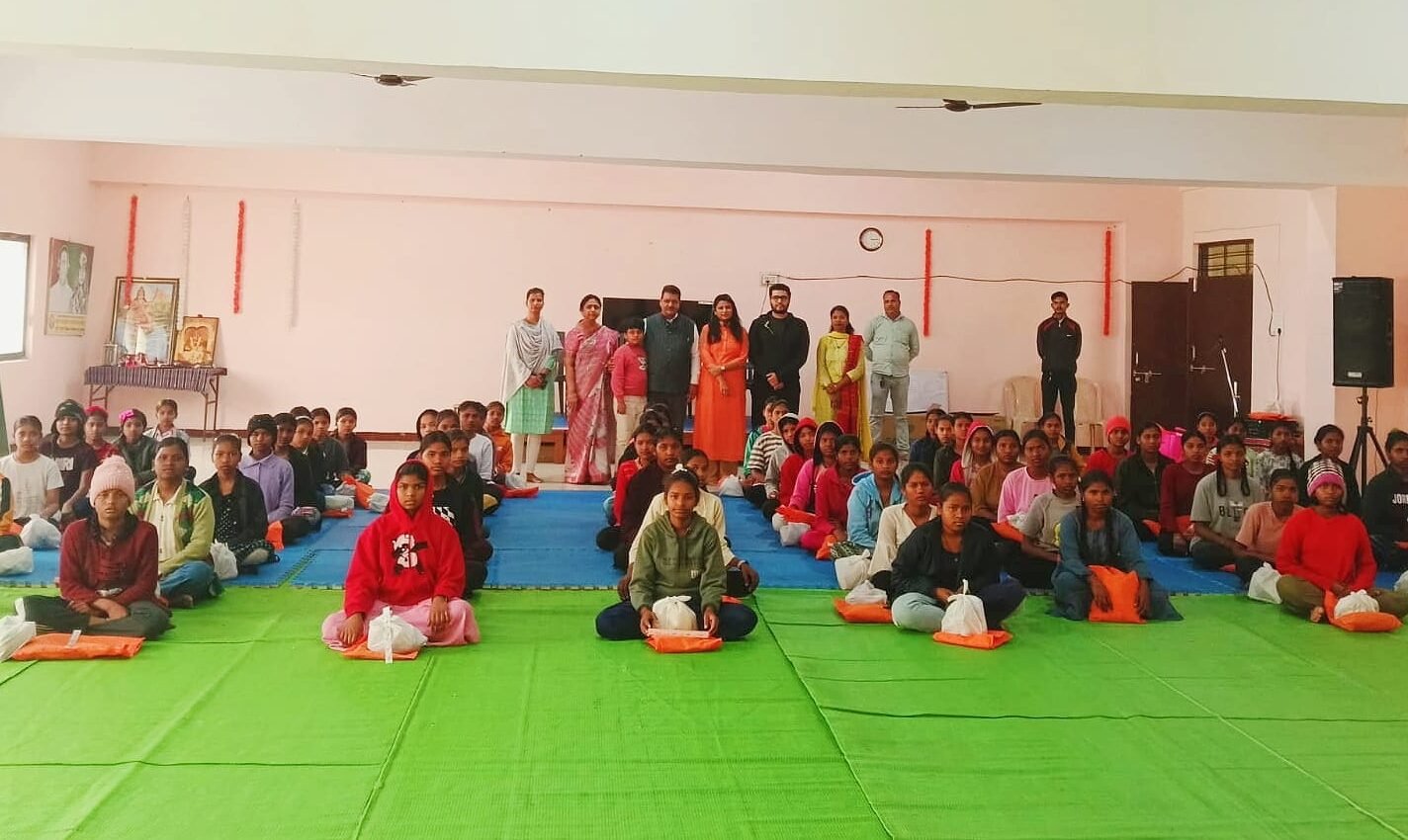 Seva Bharti District President Satish Agarwal distributed happiness among the girls in the girls' hostel.