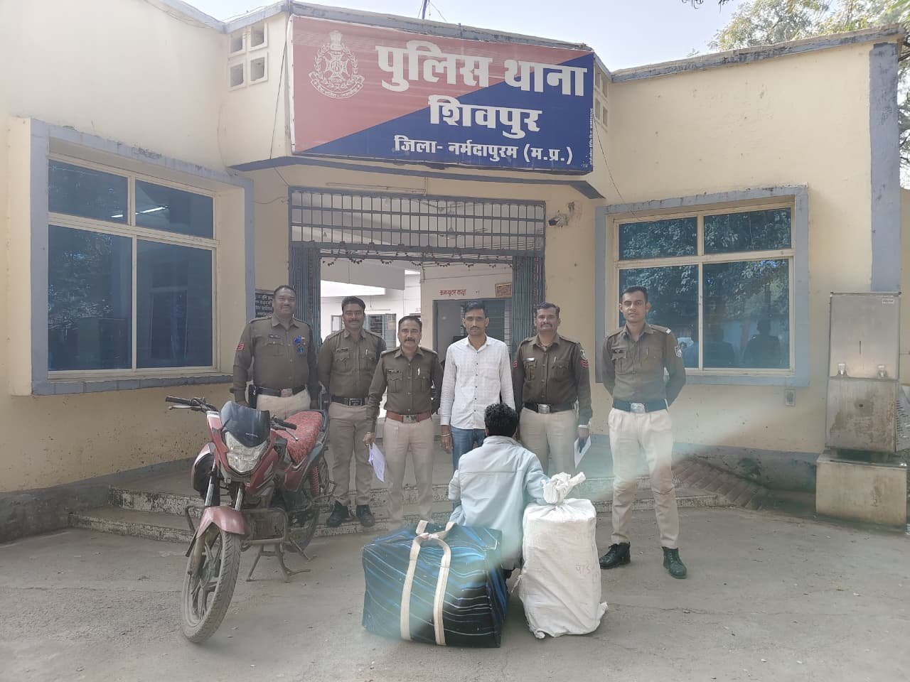 Shivpur arrested a smuggler with 350 quarters of illicit liquor on the first day of the new year.