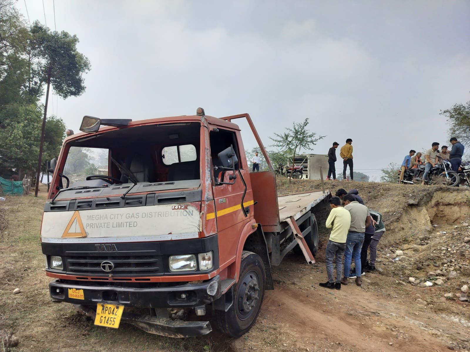 Accident averted on NH-46, truck loaded with gas cylinders overturns, cascades separated after hitting divider