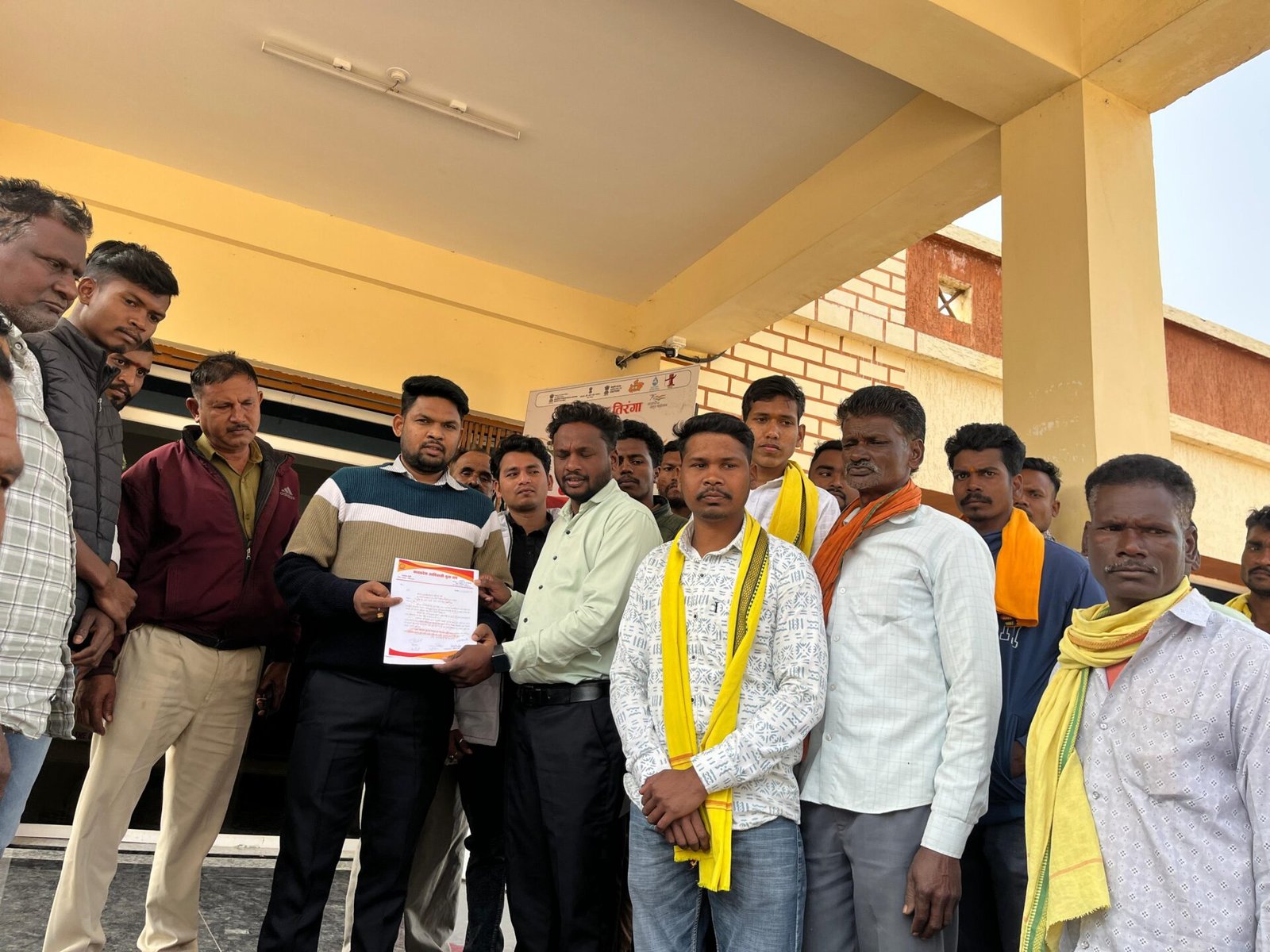 The Adivasi Yuva Sangh, along with the villagers of Jhirmau, submitted a memorandum to the Tehsil office demanding lease.