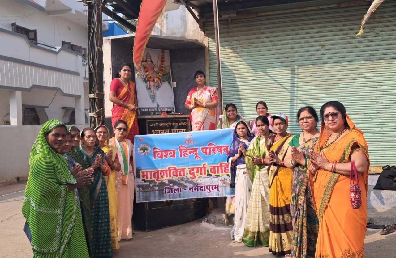 Cheers for Mother India resonated, VHP performed aarti and puja.