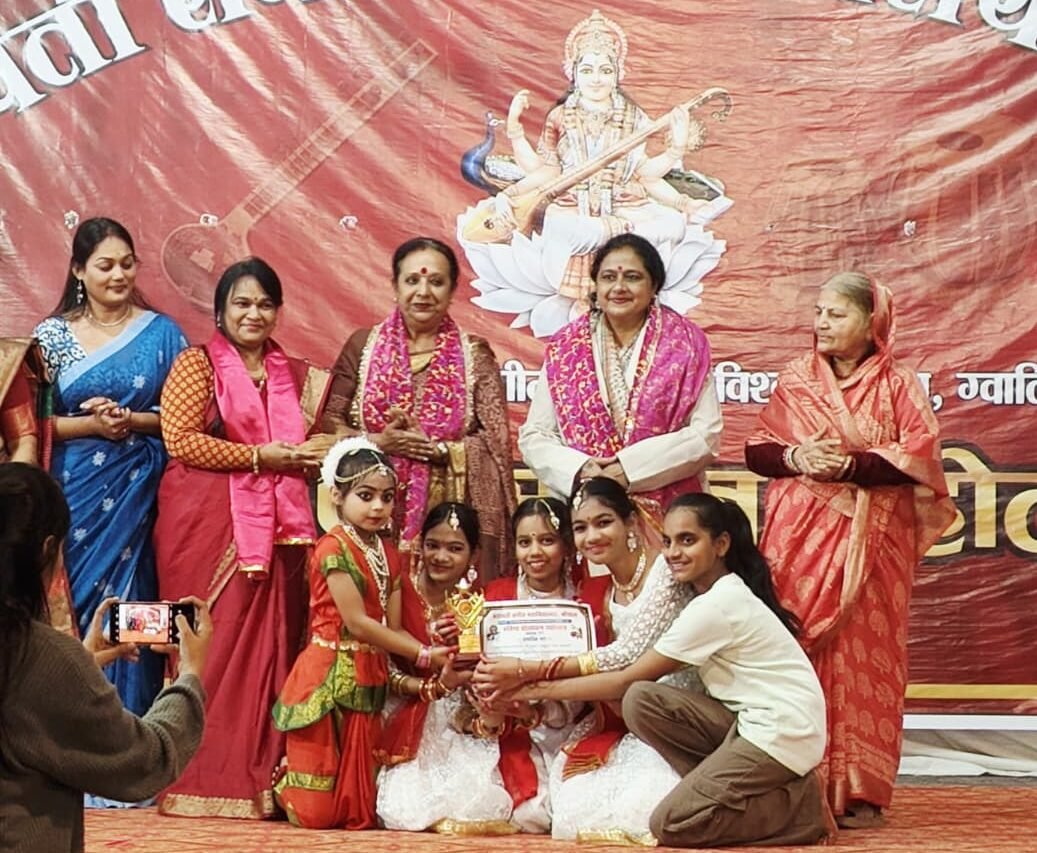 The students of Vanshika Dance Academy won 14 trophies and brought glory to Itarsi.