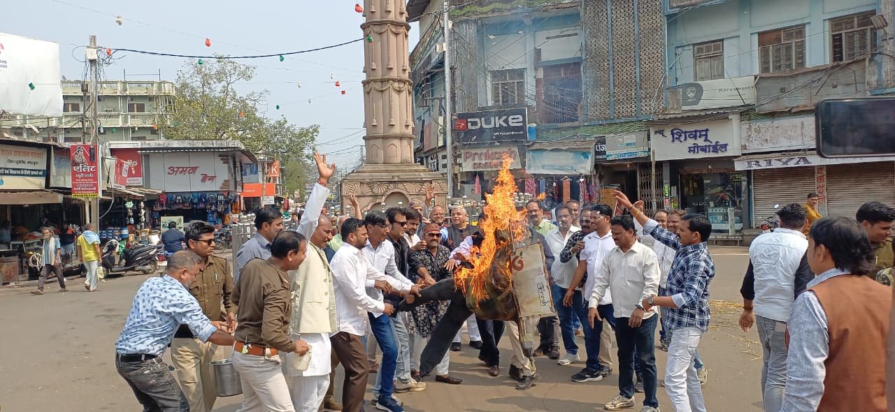 Congress protests over comments on the Leader of the Opposition and issues of public interest, burning effigies of ministers