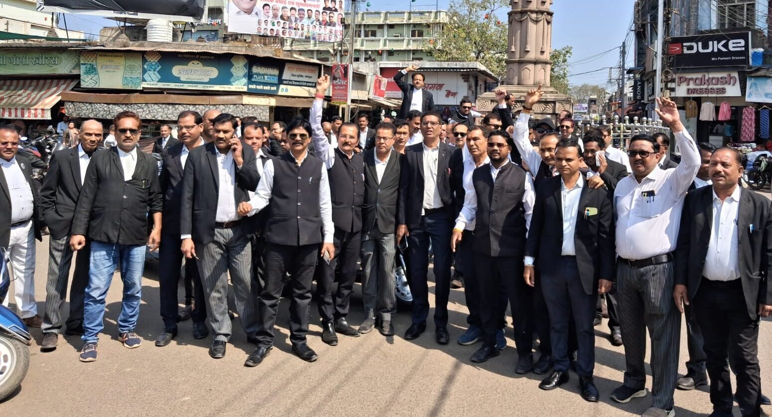 Angered by the murder of an advocate, lawyers boycotted work and submitted a memorandum to the SDM.