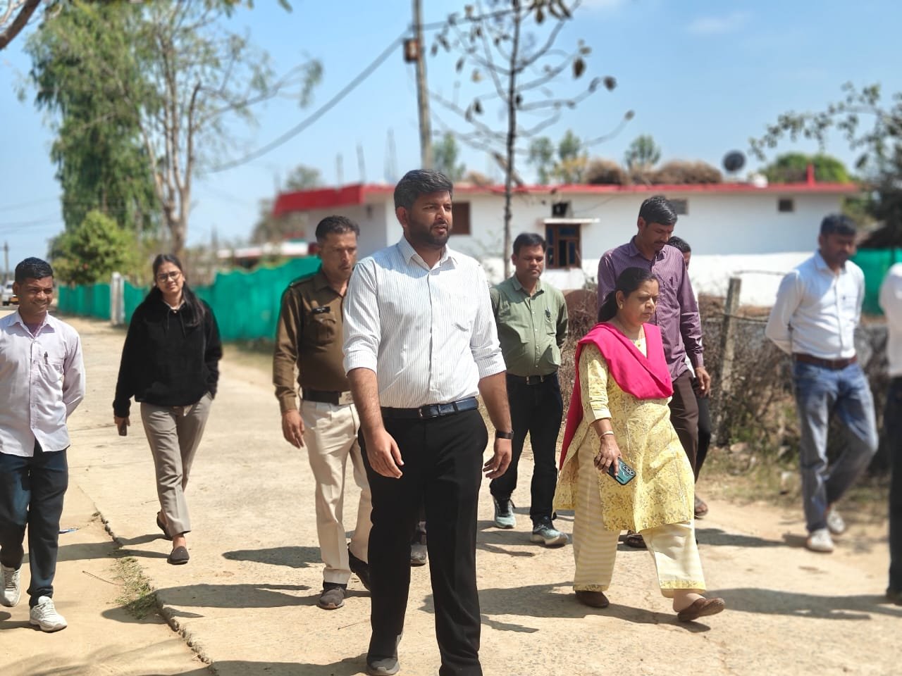CEO Zila Panchayat visits Kesla: Focus on tap water and watershed to address water crisis, strict instructions to complete work within deadline